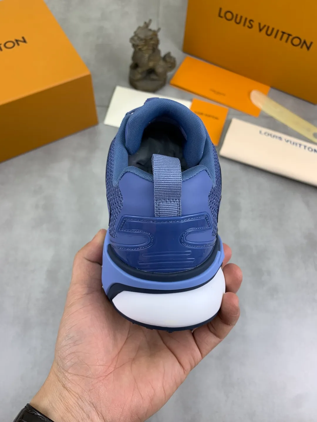 Men's Men's Shoes💰P740 New High Version LV Louis Vuitton L Jialu Brand Runner Tatic Series Thick Sole Casual Sports Shoes Running Shoes Original Purchase Development Production This LV Runner Tatic sports shoe combines technical materials such as mesh fabric and ribbons to interpret the inspiration of traditional mountaineering shoes. LV letters are written on one side, the lariat buckle of the quick lacing system is embellished with Monogram flowers and Louis Vuitton logos, and the light and wear-resistant rubber outsole completes the whole package. The delivery counter is beautifully packaged🛍📦 ▪️Fabrics: Original imported custom technical fabric + mesh ▪️Inner lining: Original customized breathable mesh ▪️Sole: Original open-molded anti-slip rubber combination material ▪️Sole thickness: 4CM ▪️Size: Men's 39-44 (38 45 (customized)